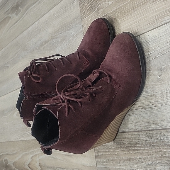 Diba Burgandy Suede Wedge Bootie Size 8 1/2 - Picture 1 of 7